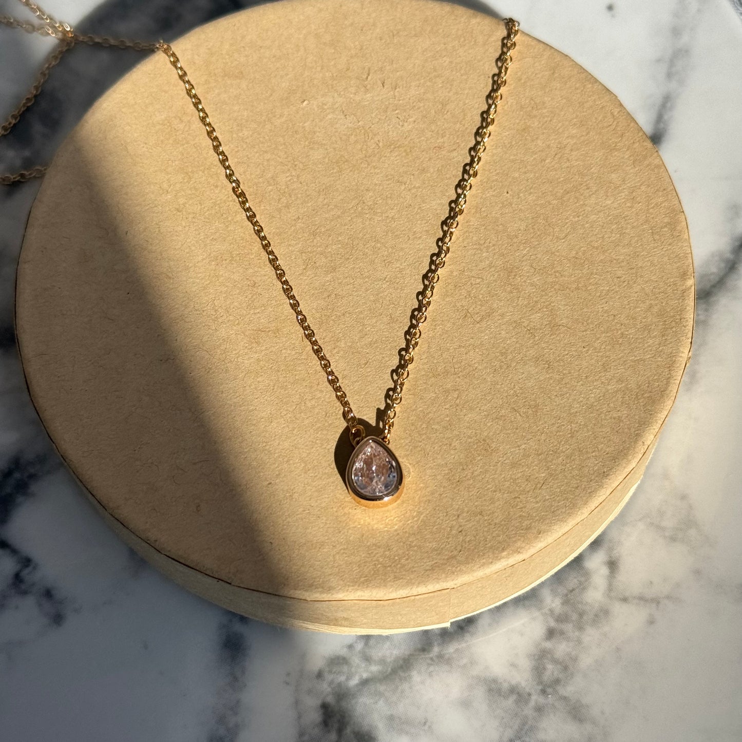 OVAL TRANSPARENT NECKLACE