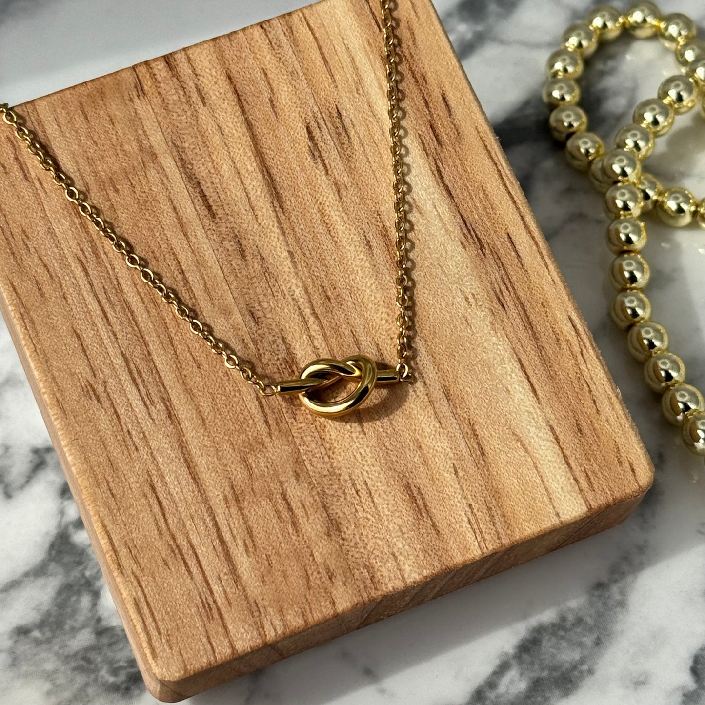 VALÍ KNOT NECKLACE