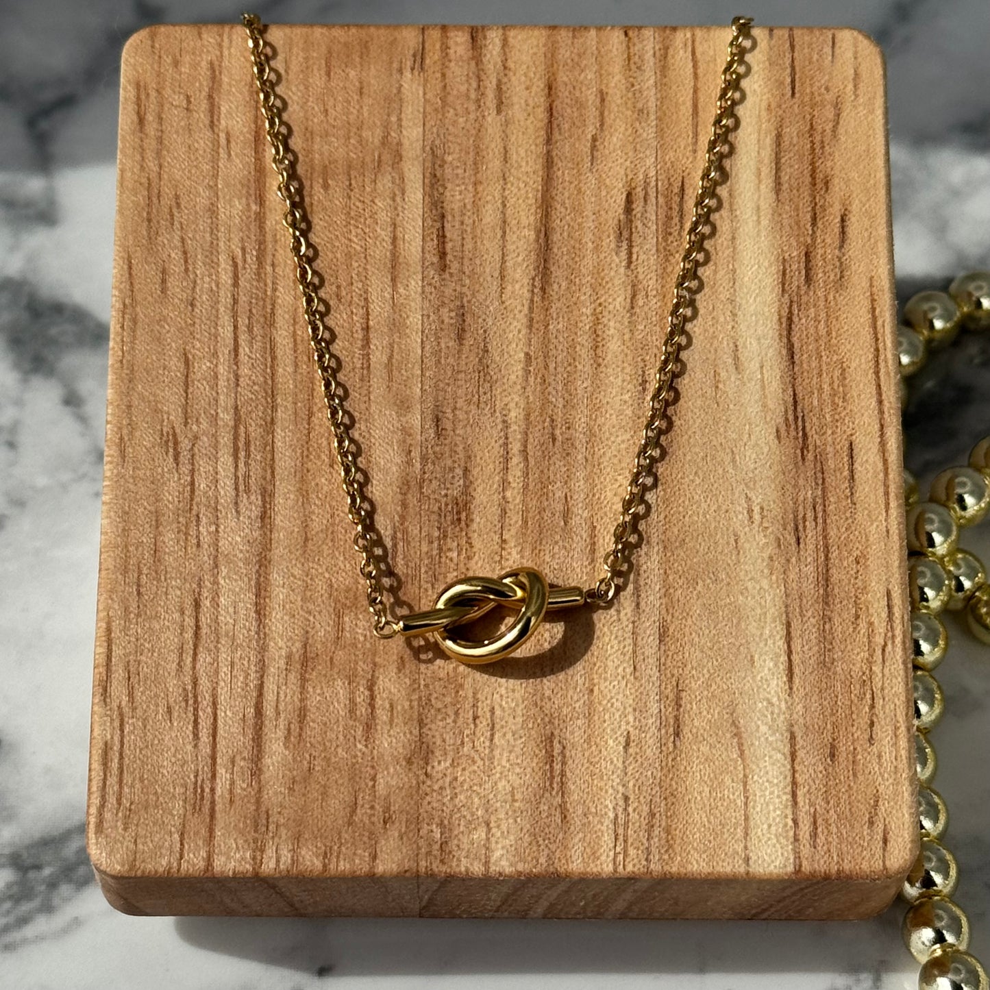 VALÍ KNOT NECKLACE