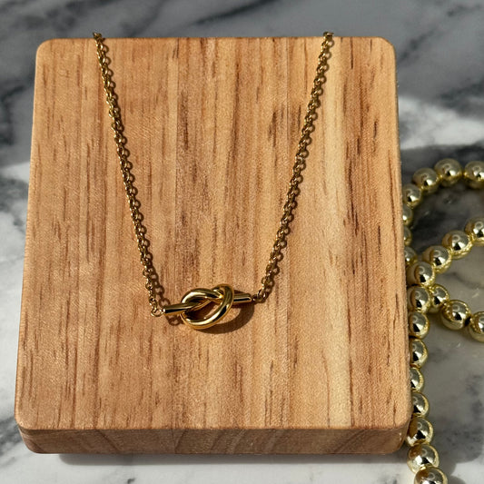 VALÍ KNOT NECKLACE